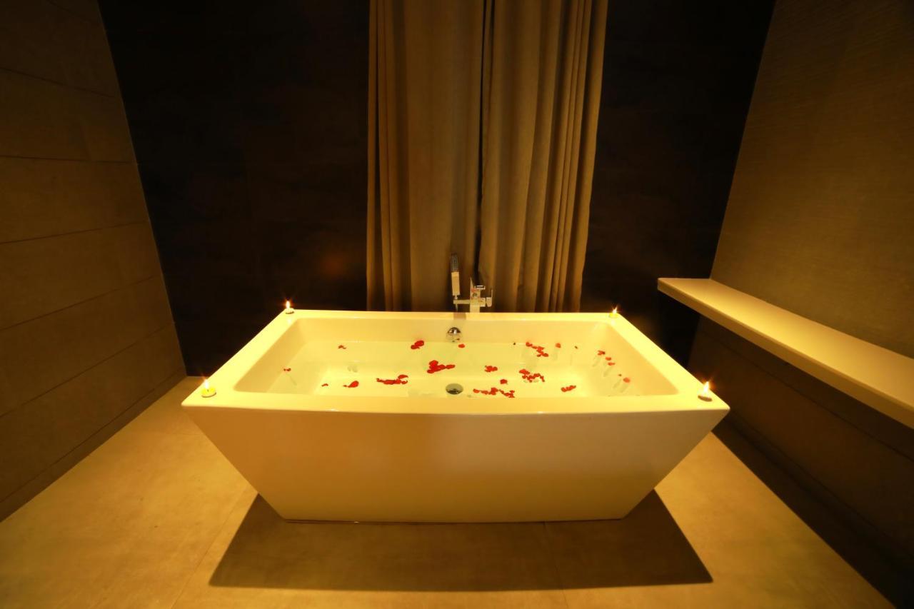 Honeymoon Suite with Bathtub, Complimentary Pedal Boat & Zip Lining