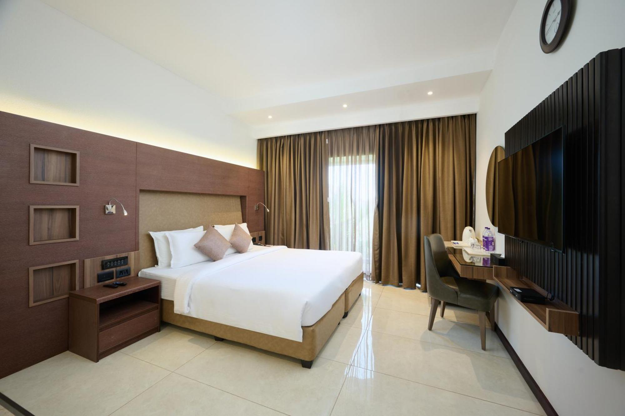 Deluxe king room complimentary airport transfers