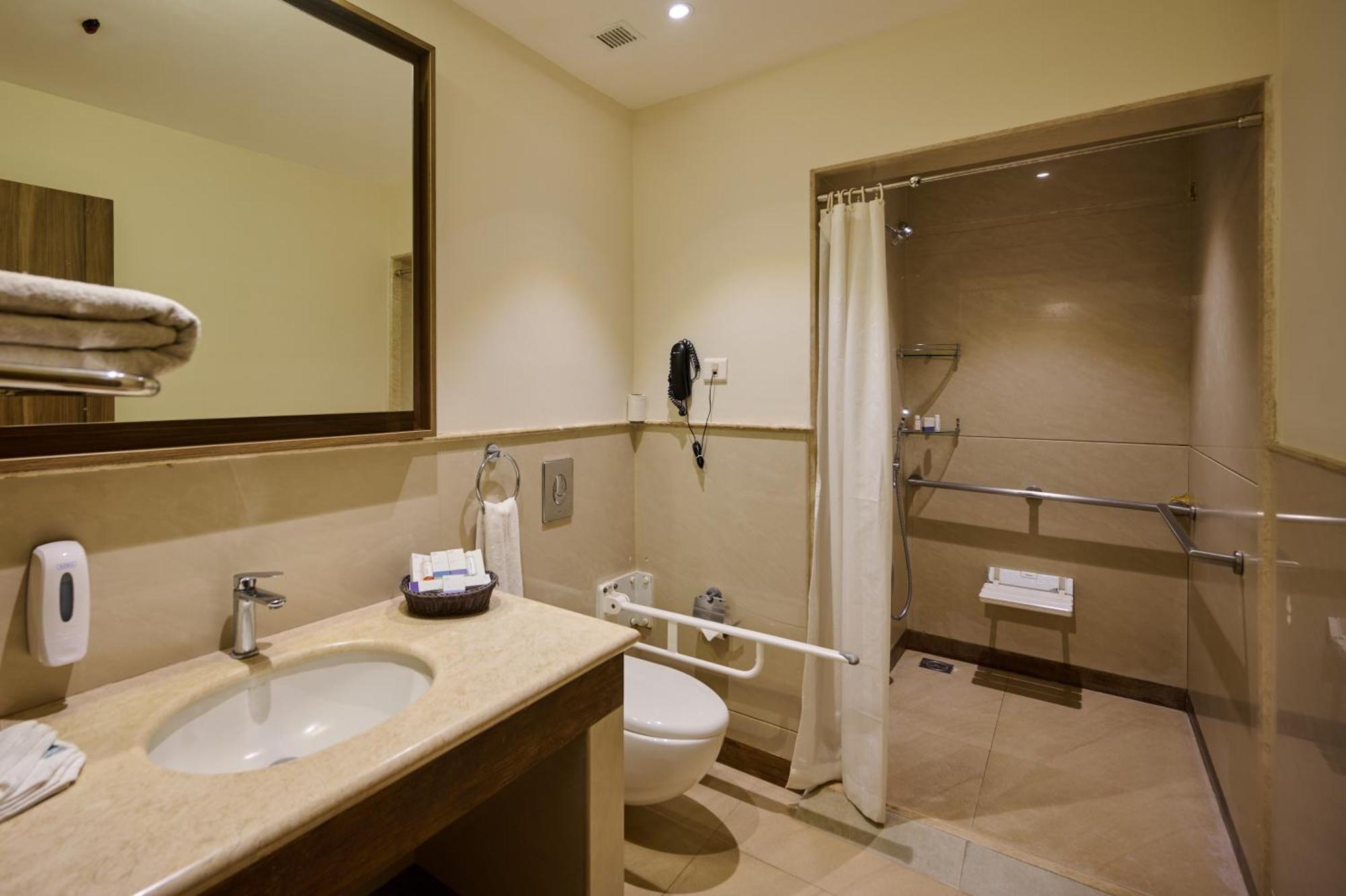 Deluxe king room complimentary airport transfers