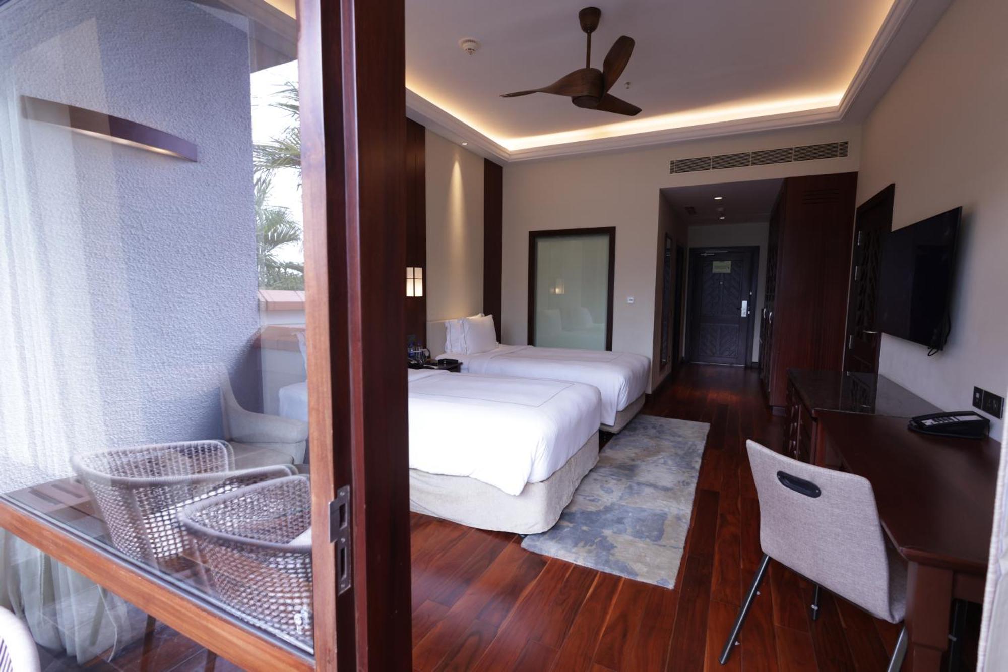 Luxury Room Lake View Balcony Twin Bed