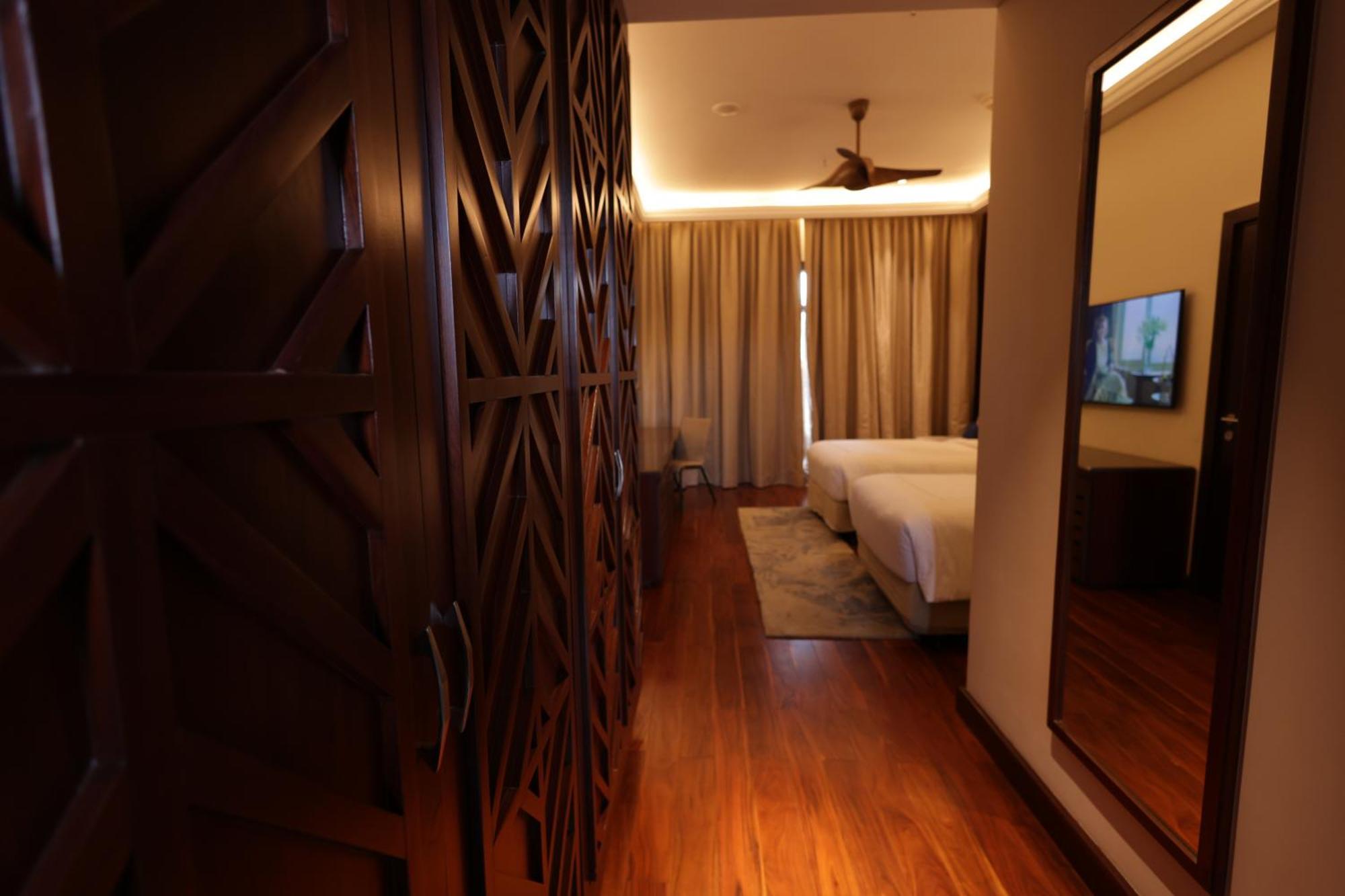 Luxury Room Lake View Balcony Twin Bed