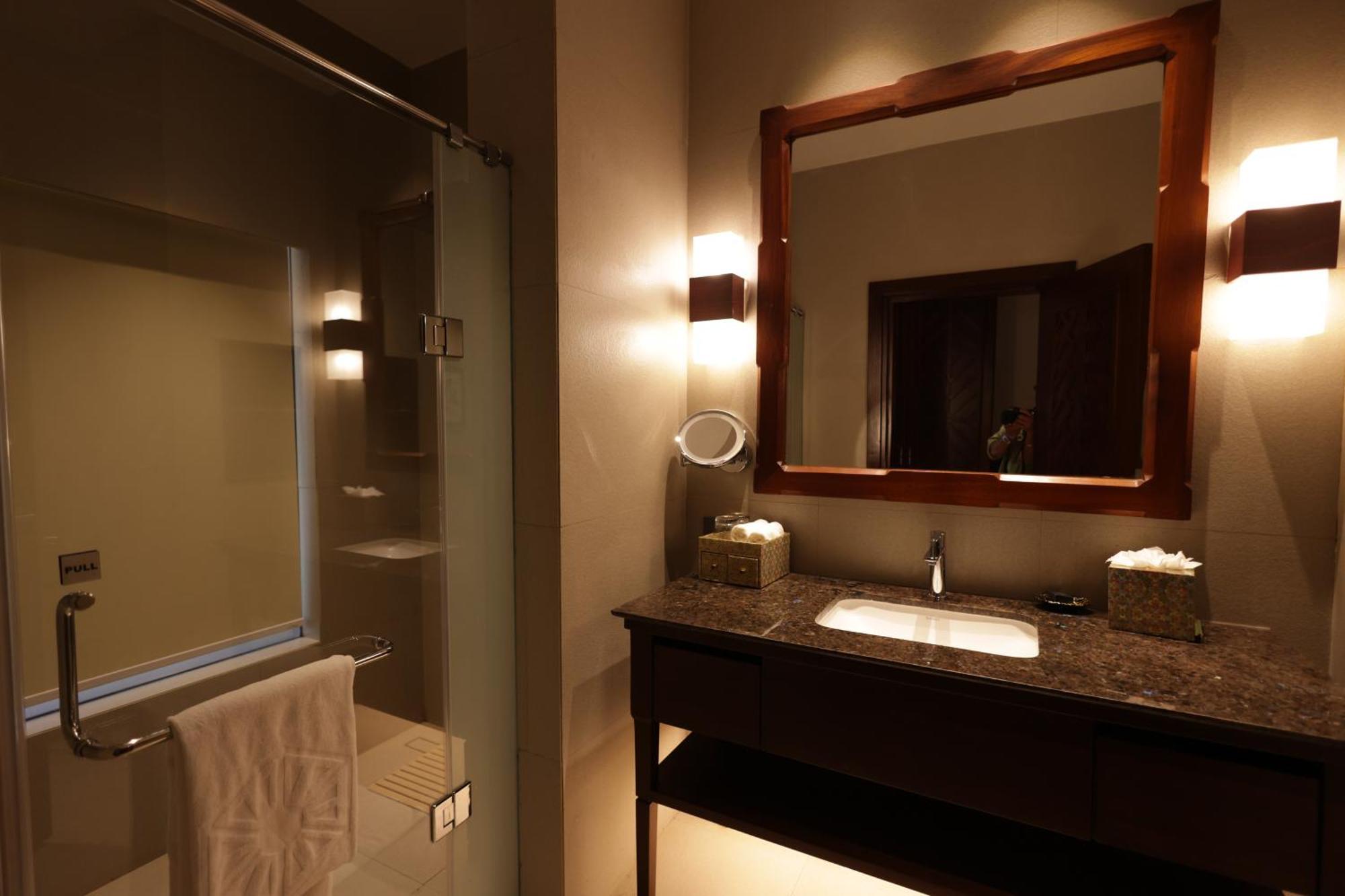 Luxury Room Lake View Balcony Twin Bed