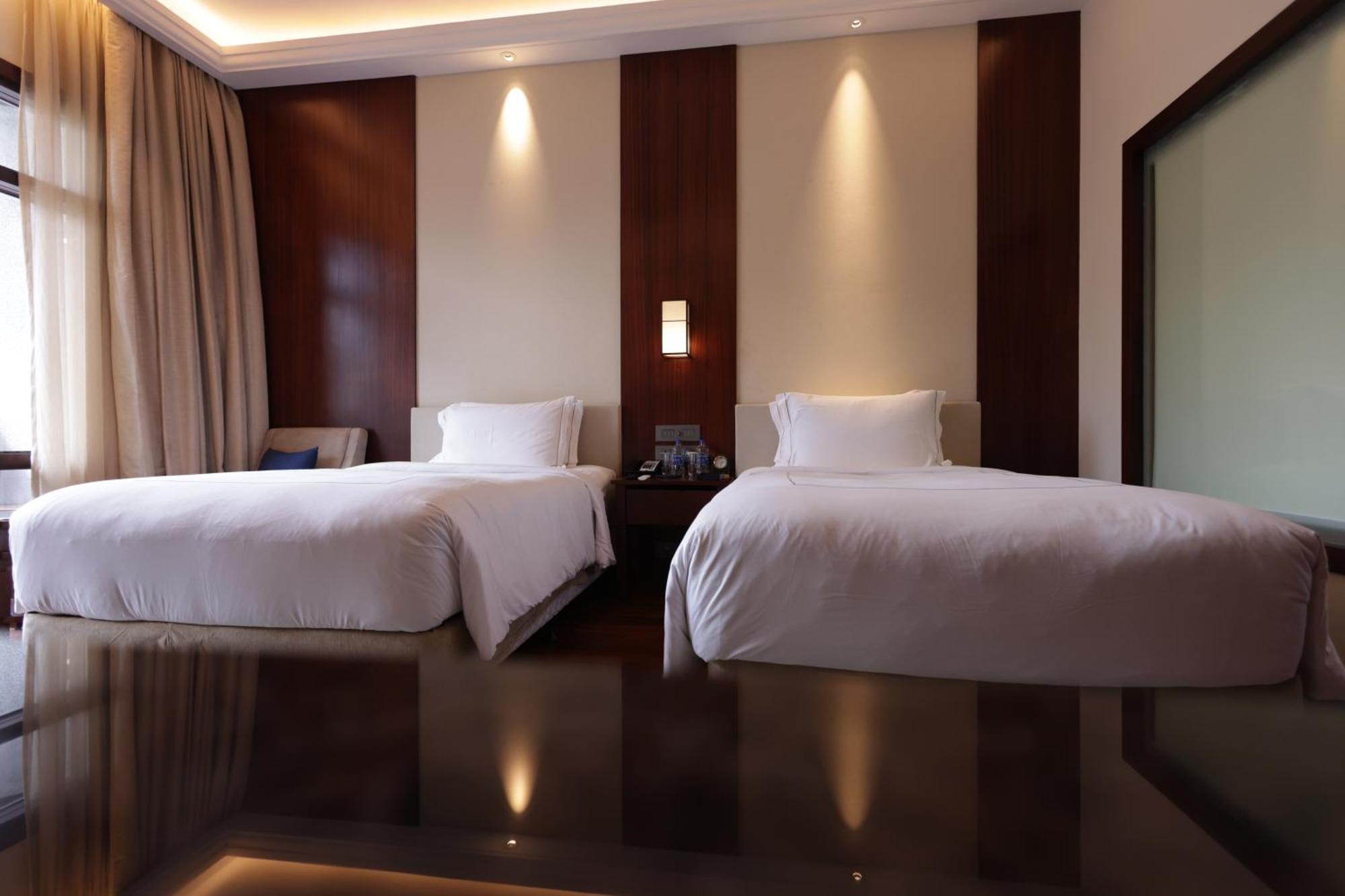 Luxury Room Lake View Balcony Twin Bed
