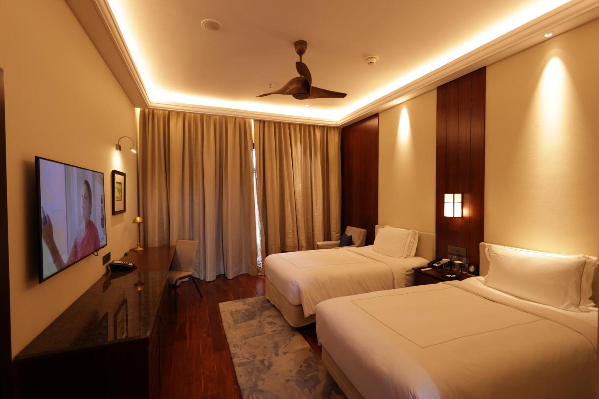 Luxury Room Lake View Balcony Twin Bed