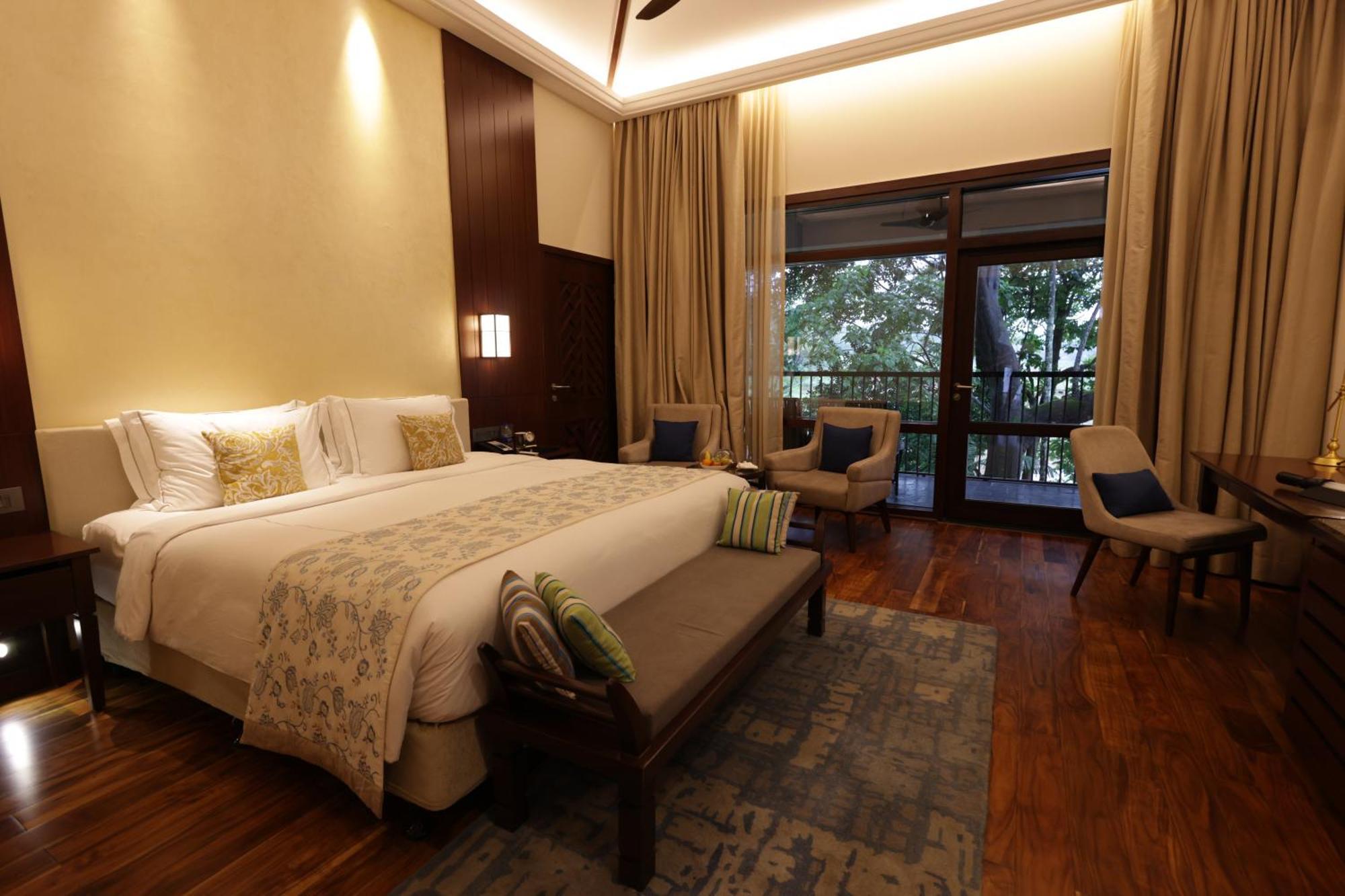 Grand Luxury Cottage Lake View Balcony King Bed