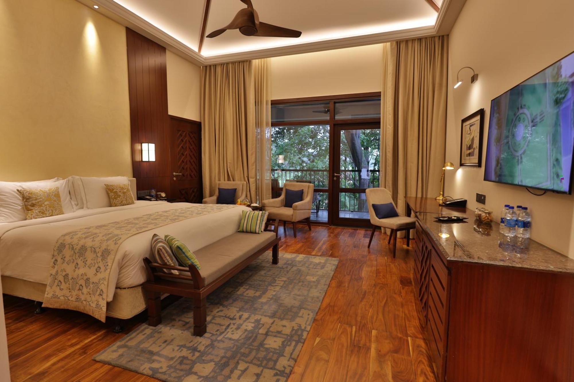 Grand Luxury Cottage Lake View Balcony King Bed