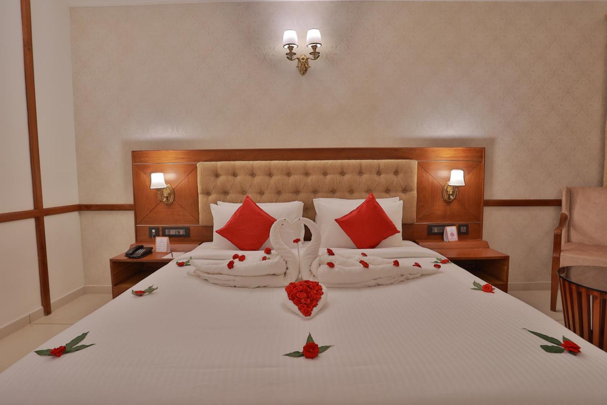Zimmer mit Kingsize-Bett und Poolblick