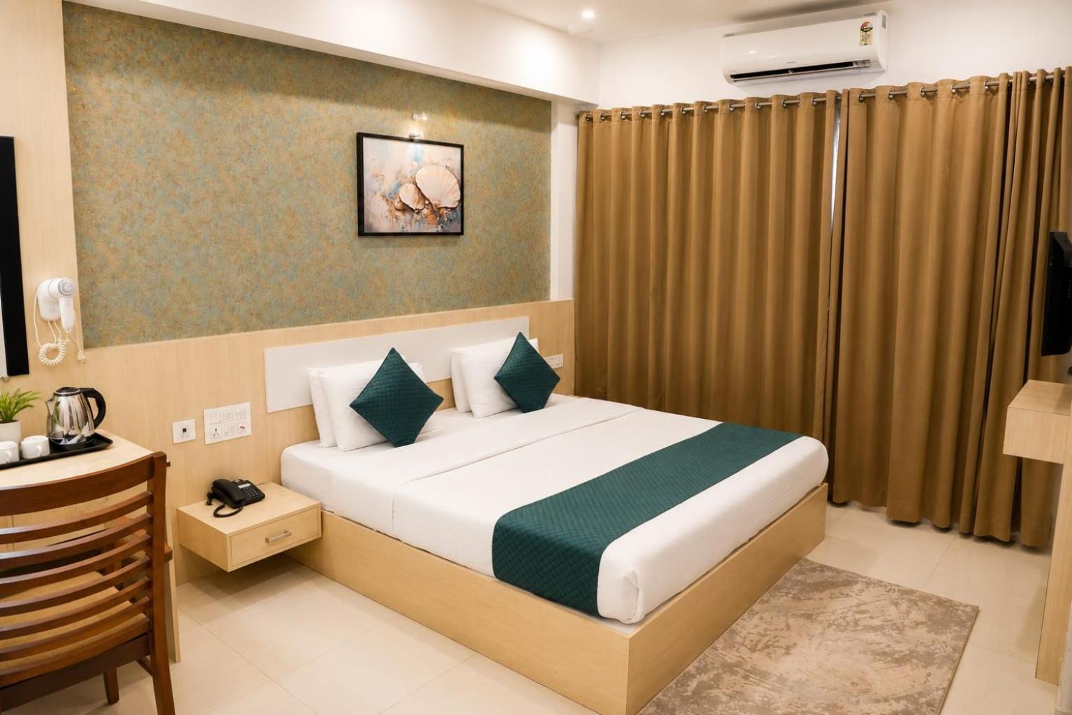 DELUXE ROOM