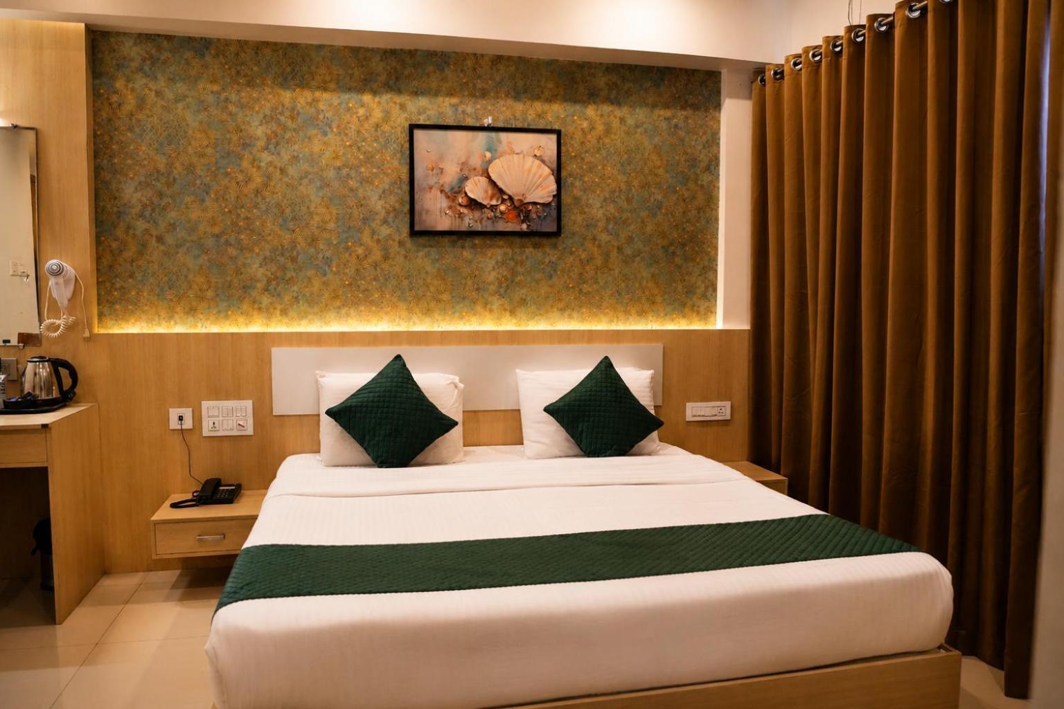 DELUXE ROOM
