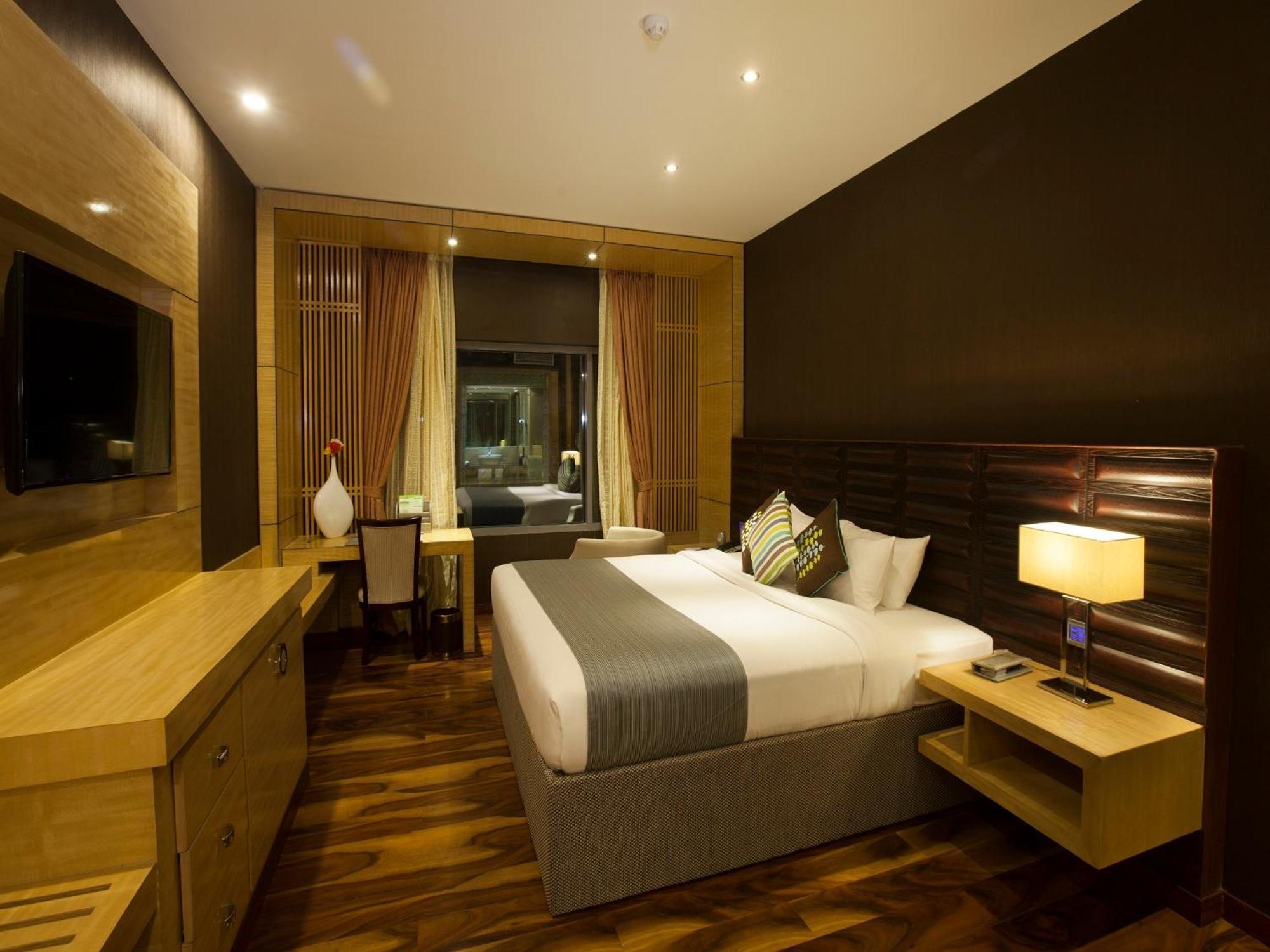 Premium King Room with Lake View - Non-Smoking