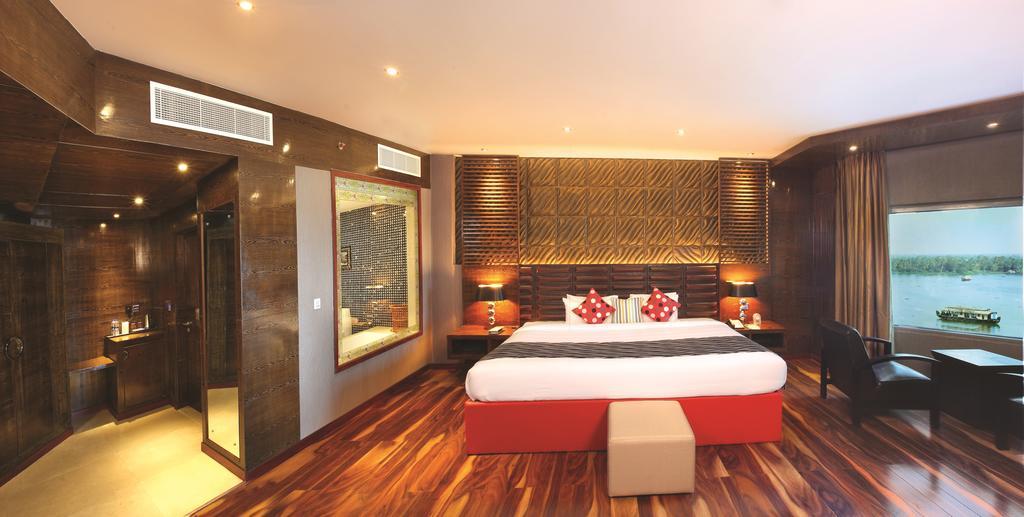 King Suite with Lake View - Non-Smoking