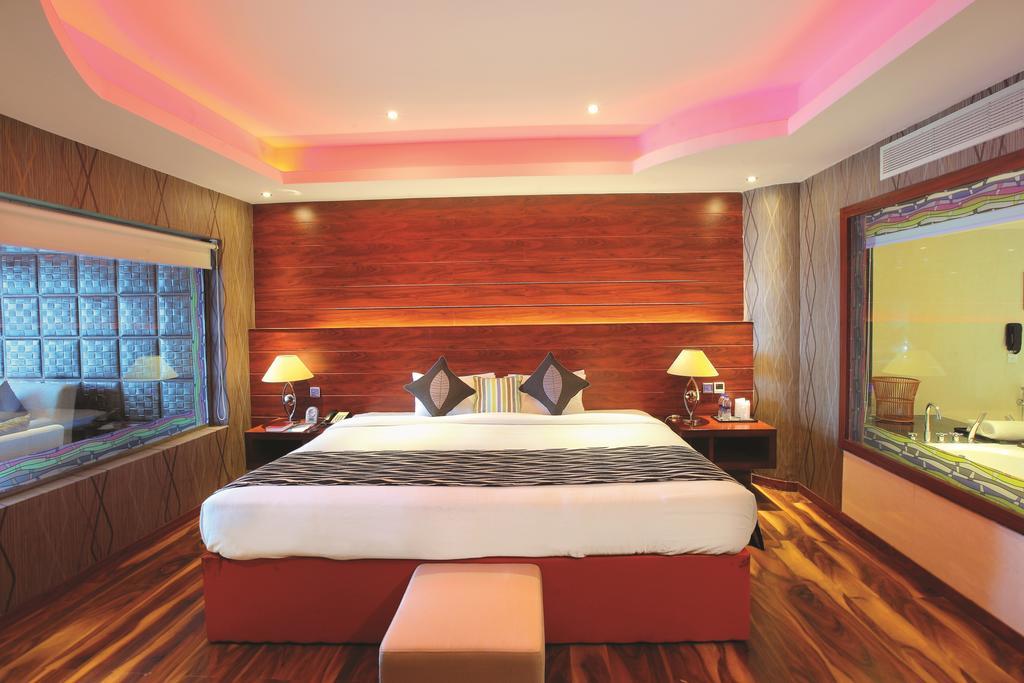 Royal King Suite with Lake View - Non-Smoking