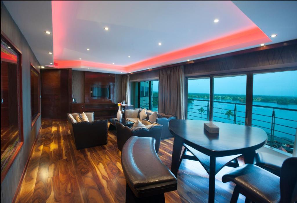 Presidential King Suite with Lake View - Non-Smoking