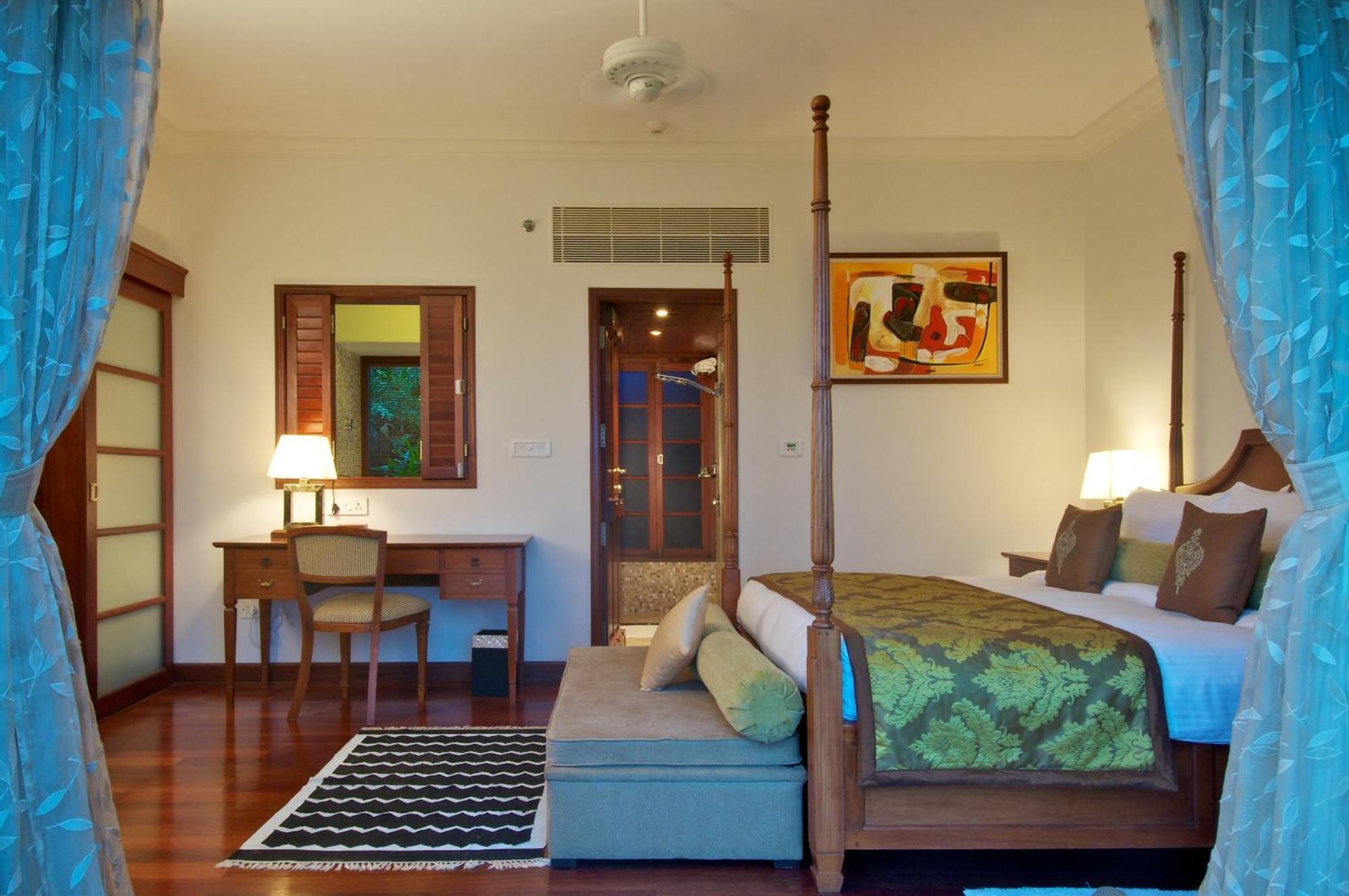 Deluxe Suites Sea View with Balcony King Bed,830096780:JPEG