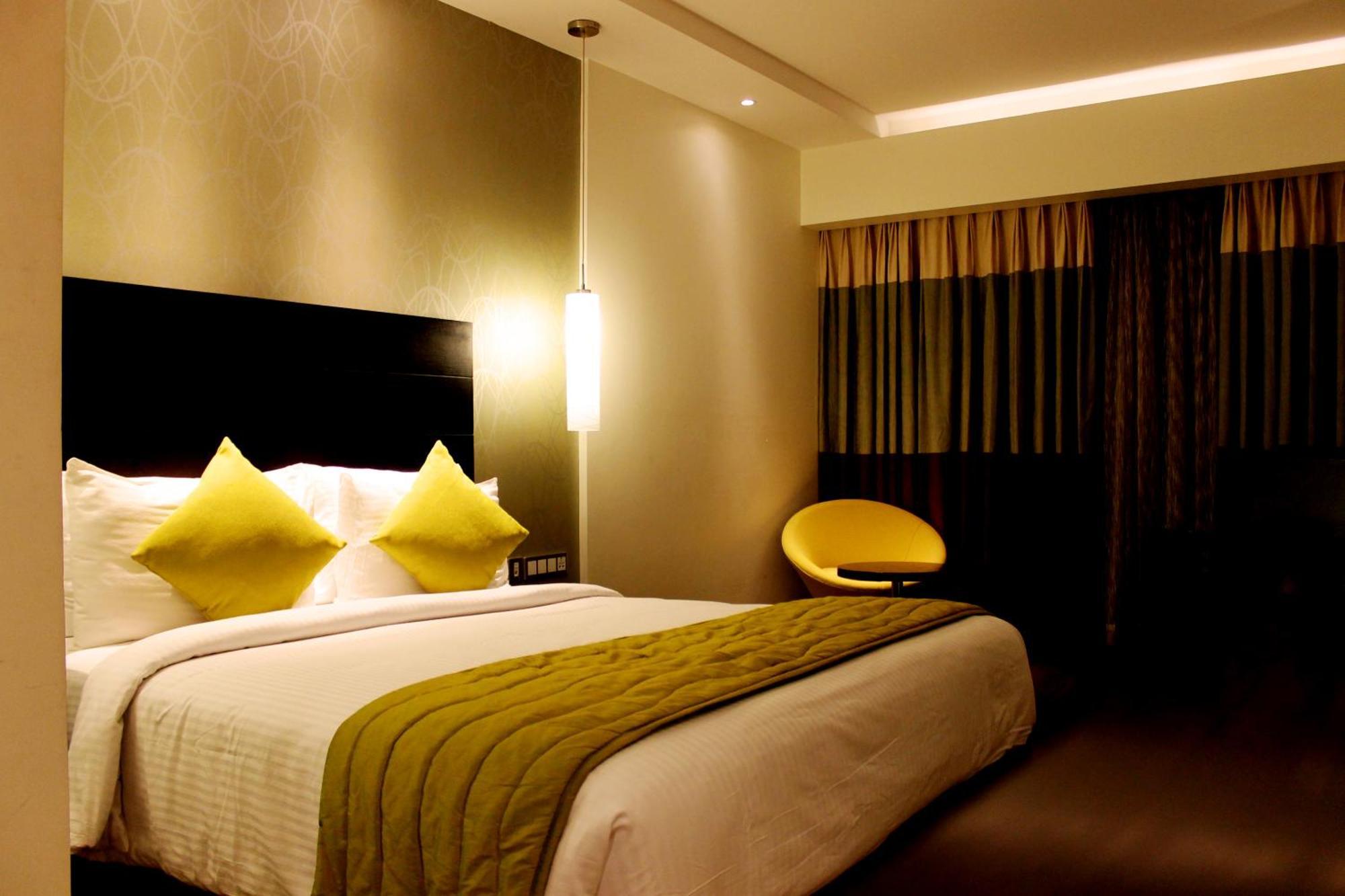 Deluxe Double or Twin Room with 10% discount on In room dining.