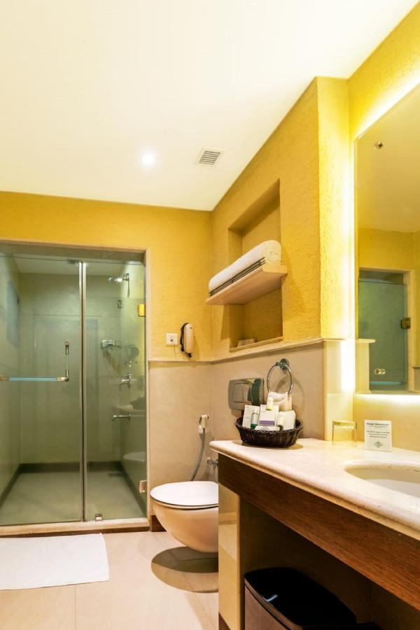 Deluxe king room complimentary airport transfers