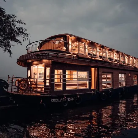 Upper Deck Houseboats-2