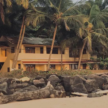 Kizhunna Rock Beach House-3