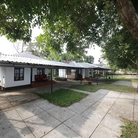 Illikkalam Lakeside Cottages-3