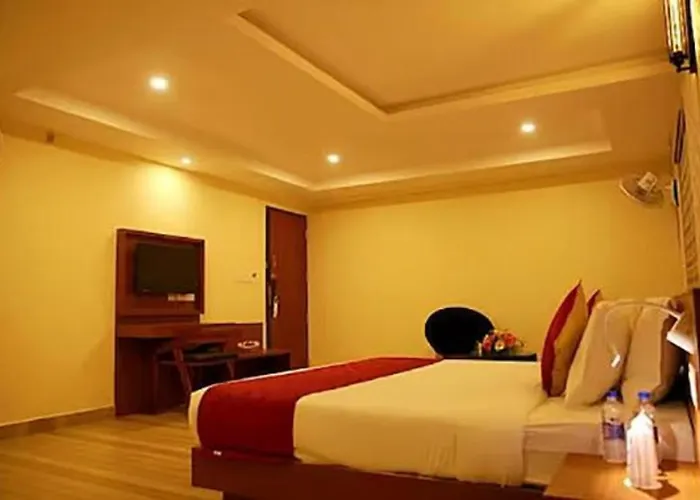 Fabhotel Prime D Chandlier Kochi
