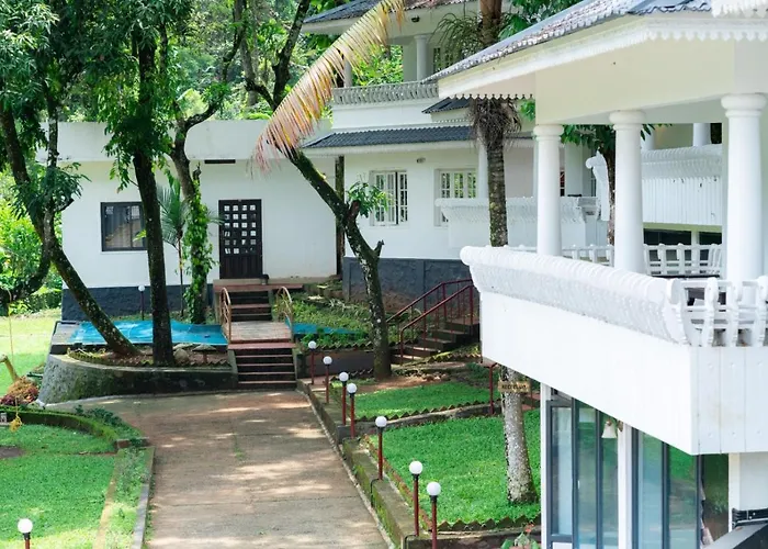 Aruvi Waterfall Front Resort, Munnar