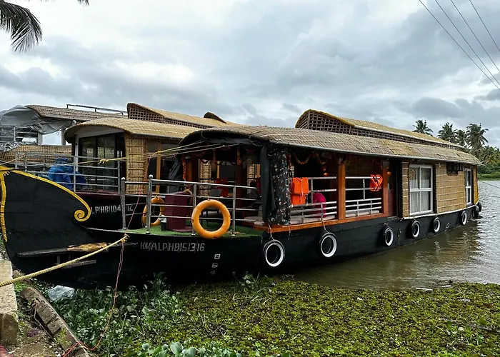 Vidya Houseboat Hotel Kumarakom