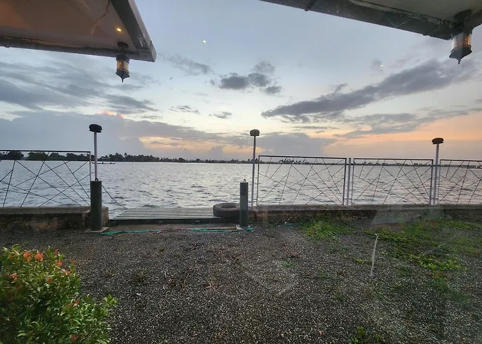 Pmc Lakeshore Resort & Houseboat Alappuzha