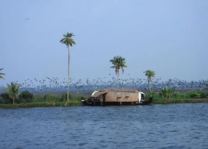Abad Premium House Boat Hotel Kumarakom