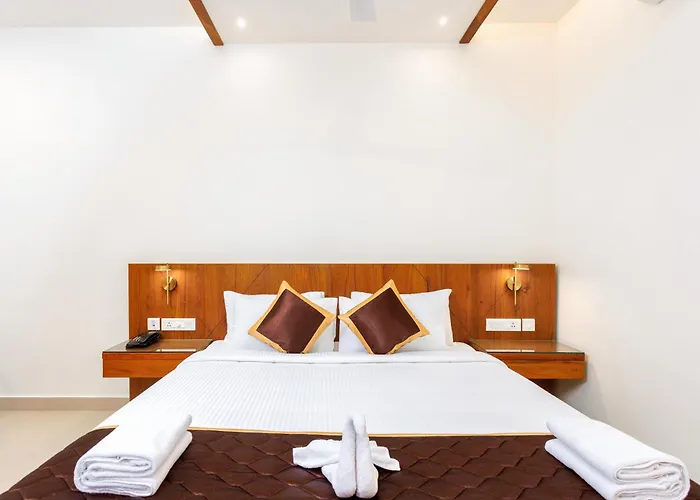Hotel Lincoln Square Thekkady